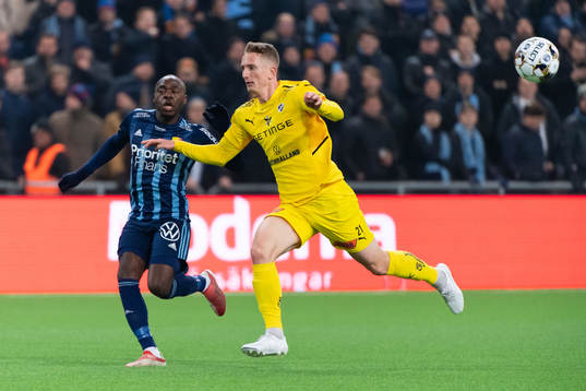 Djurgårdens Edward Chilufya och Halmstads Andreas Bengtsson