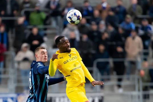 Djurgårdens Rasmus Schüller och  Halmstads Sadat Karim