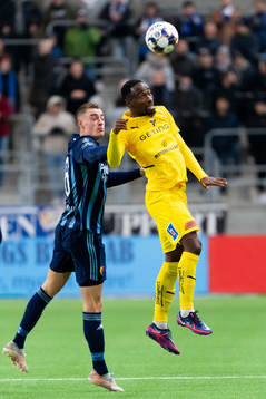 Djurgårdens Rasmus Schüller och  Halmstads Sadat Karim