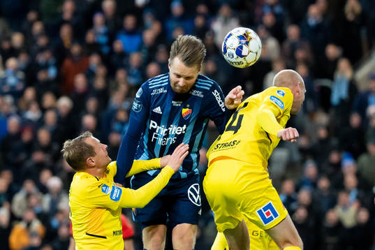 Djurgårdens Jacob Une Larsson i  kamp med Halmstads Joel