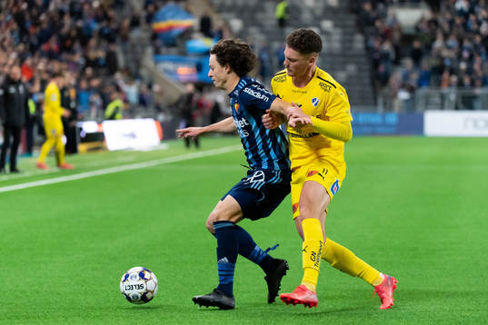 Djurgårdens Leo Cornic och Halmstads Samuel Kroon