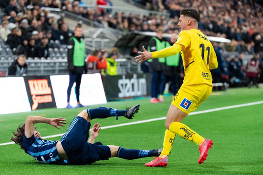 Djurgårdens Leo Cornic och Halmstads Samuel Kroon