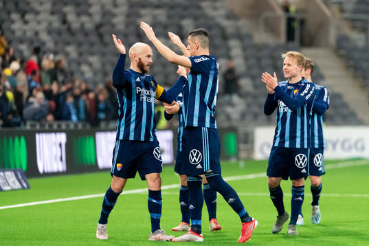 Djurgårdens Magnus Eriksson jublar med lagkamraterna