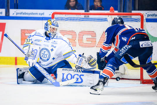 Växjös Richard Gynge gör mål 1-0 bakom Leksands