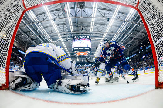 Växjös Richard Gynge oroar framför Leksands målvakt