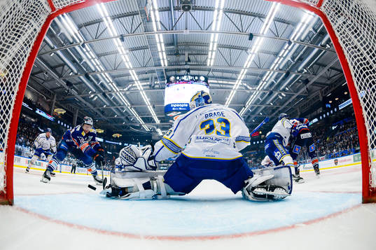 Växjös Richard Gynge gör mål 1-0 bakom Leksands