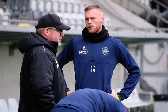 Ängelholms Anton Kinnander i samspråk med tränare Roar