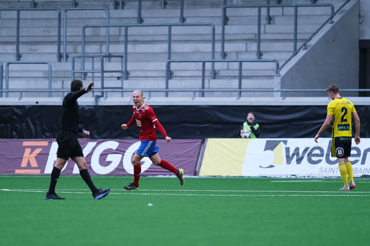 Sävedalens Jonathan Liljedahl firar 1-0