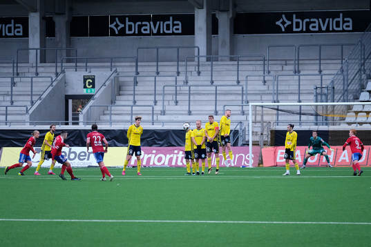 Sävedalens Anton Salihu gör 2-0 på frispark