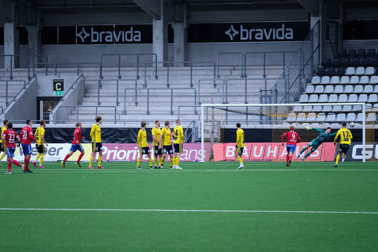 Sävedalens Anton Salihu gör 2-0 på frispark