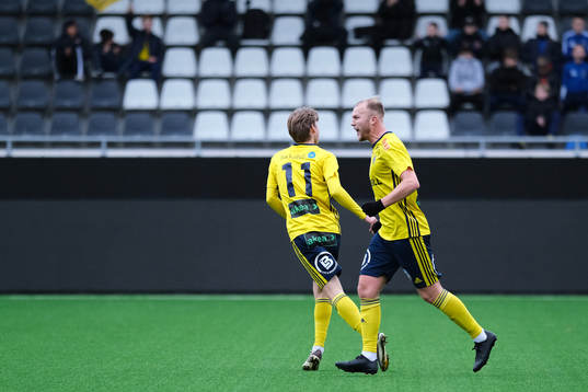 Ängelholms Christian Ljungberg firar reducering till 2-1