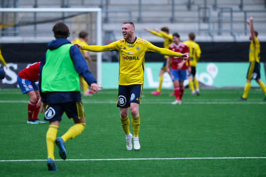 Ängelholms Anton Kinnander firar avancemanget till