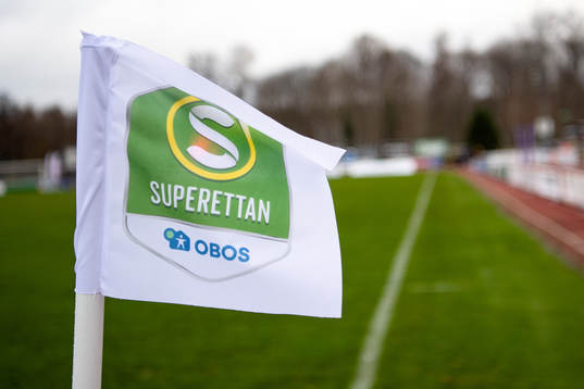 Flagga med Superettan före fotbollsmatchen i Superettan
