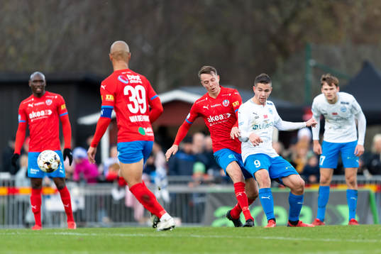 Helsingborgs Viktor Lundberg och Värnamos Oscar Johansson