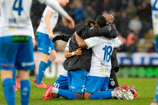 Värnamos spelare jublar