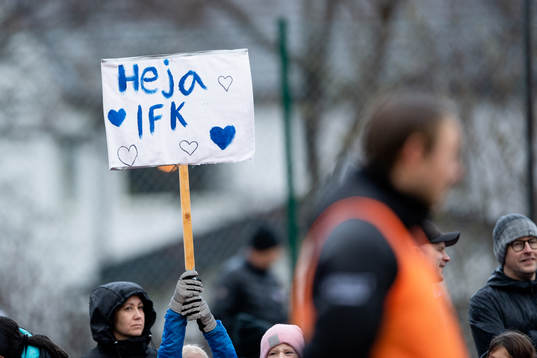 Skylt som hålls upp med texten ”Heja IFK”