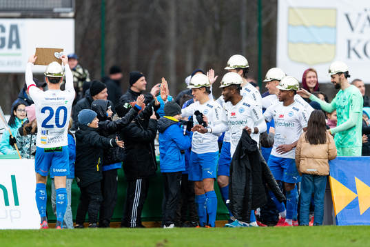 Värnamos spelare tackar publiken