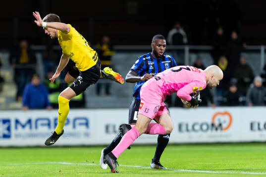 Mjällbys Ivan Kricak och målvakt Carl-Johan Eriksson