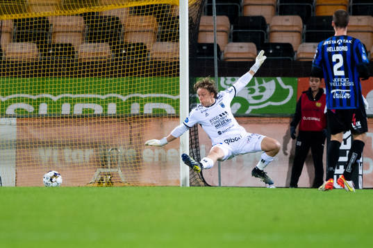 Sirius målvakt August Ahlin ser bollen gå i mål till 1-0
