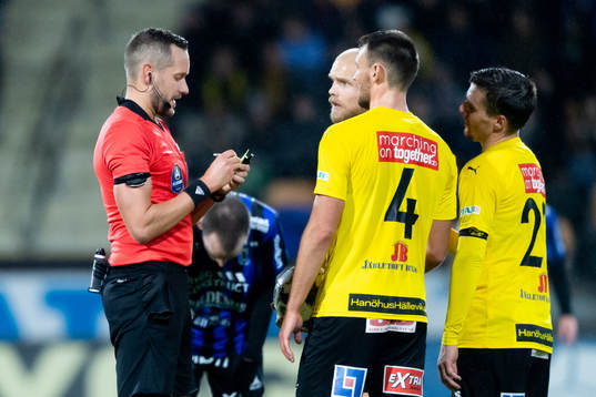 Sirius Adam Hellborg och Mjällbys Viktor Gustafson får