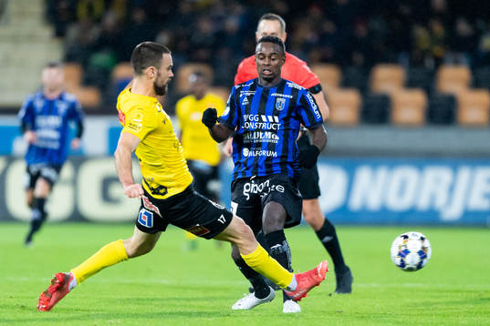 Mjällbys Carlos Moros Gracia och Sirius Nahom Girmai