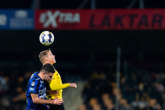 Sirius Edi Sylisufaj och Mjällbys Elias Andersson