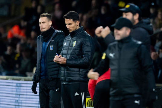 Sirius tränare Daniel Bäckström deppar