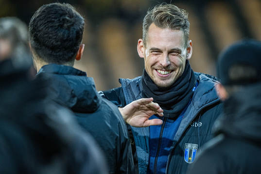 Sirius tränare Daniel Bäckström jublar