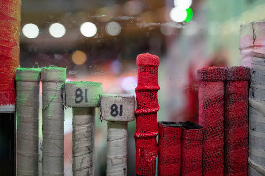 Frölunda spelares klubbor i båset innan ishockeymatchen i