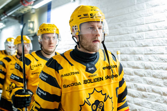 Skellefteås Oscar Möller innan ishockeymatchen i SHL