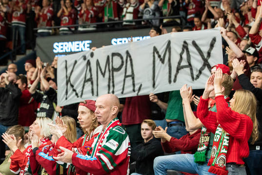 Frölundas supportrar med en skylt med texten ”Kämpa