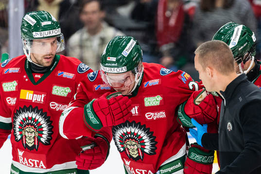 Frölundas Teodor Niederbach blöder från ansiktet och