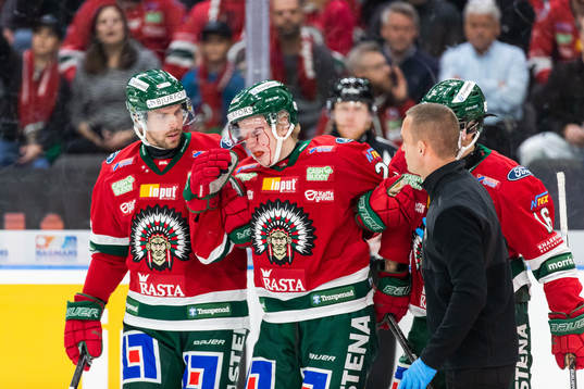 Frölundas Teodor Niederbach blöder från ansiktet och