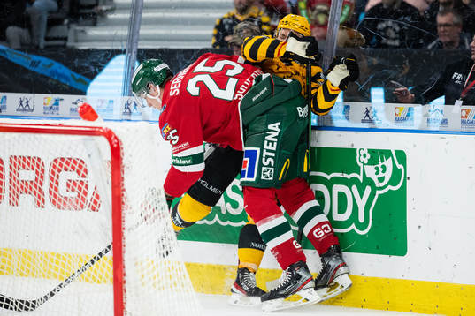 Frölundas Elmer Söderblom tacklar en Skellefteå spelare