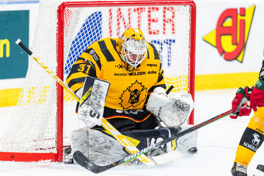 Skellefteås målvakt Strauss Mann med en räddning