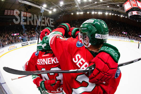 Frölundas Michael Spacek jublar med lagkamrater