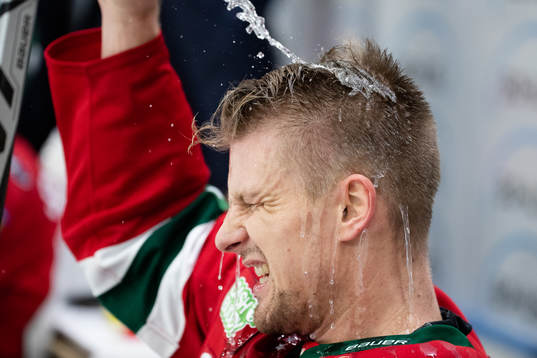 Frölundas Nicklas Lasu  häller vatten över sitt huvud