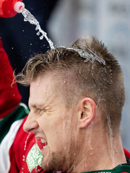 Frölundas Nicklas Lasu  häller vatten över sitt huvud