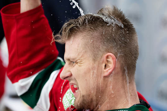 Frölundas Nicklas Lasu  häller vatten över sitt huvud