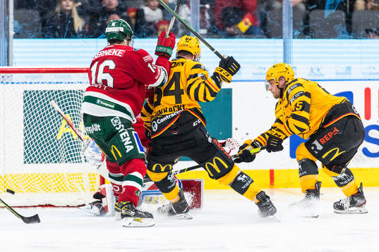 Skellefteås Oscar Möller gör 1-1