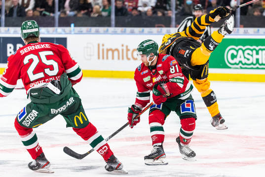 Frölundas Ryan Lasch tacklar Skellefteås Albin Sundsvik