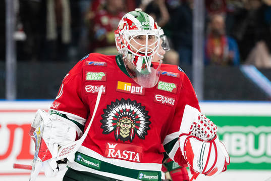 Frölundas målvakt Matthew Tomkins jublar