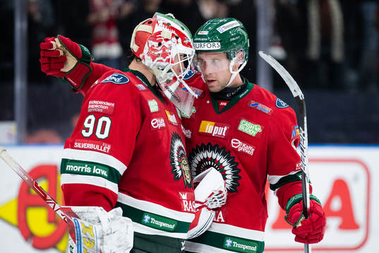 Frölundas målvakt Matthew Tomkins jublar ihop med Viktor