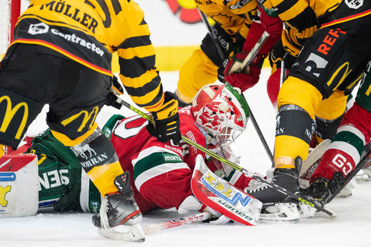 Frölundas målvakt Matthew Tomkins blockerar pucken ansatt