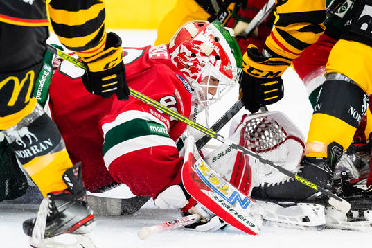 Frölundas målvakt Matthew Tomkins blockerar pucken ansatt