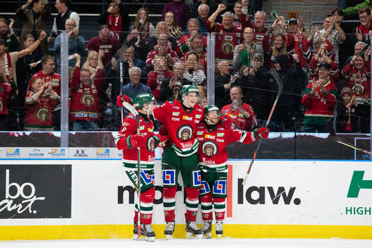 Frölundas Elmer Söderblom jublar med lagkamraterna Viktor