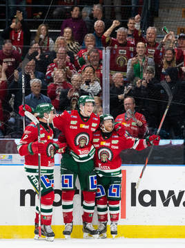 Frölundas Elmer Söderblom jublar med lagkamraterna Viktor