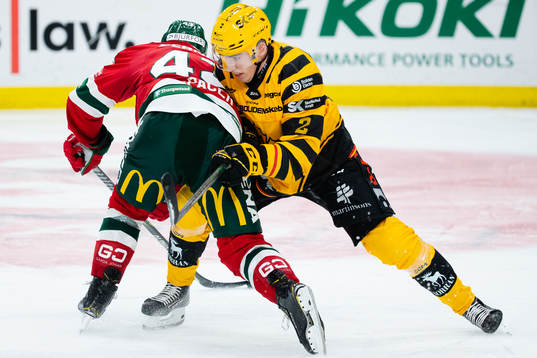 Frölundas Michael Spacek stoppas av Skellefteås Adam