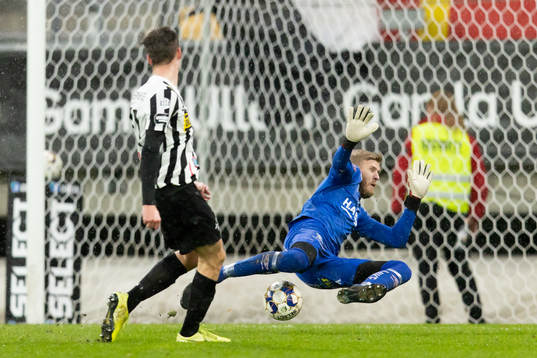 Landskronas Filip Olsson gör 1-2 bakom Örgrytes målvakt