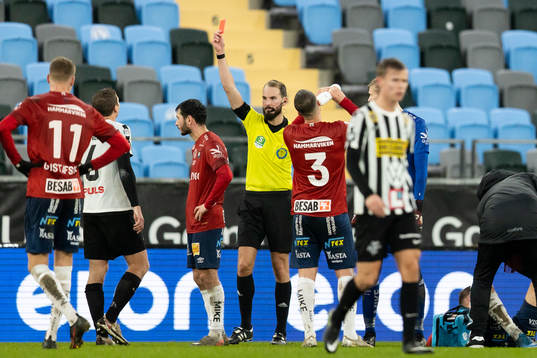 Landskronas Philip Andersson får rött kort av domare
